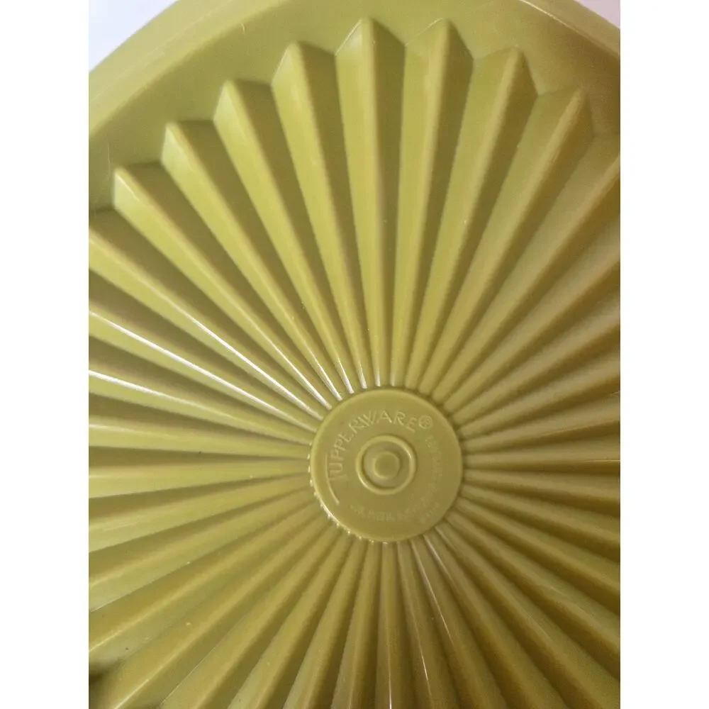 Vintage Tupperware Avocado Green Seralier 4 Cup Square Bowl 840‑8 Starburst Lid